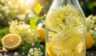 Zapomeňte na kupované limonády: Tohle „bezové šampaňské“ z vaší zahrady vás v létě vystřelí z trenek!