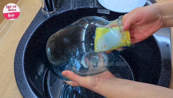 Na zimu křupavé kysané zelí, které se dlouho skladuje a netmavne ani se nevytahuje. Tento recept považuji za dar z nebes: není třeba přidávat cukr, ocet ani žádné další přísady.-8