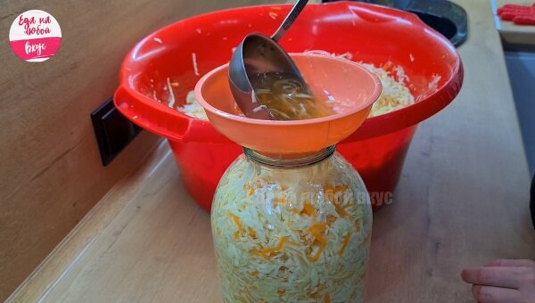 Na zimu křupavé kysané zelí, které se dlouho skladuje a netmavne ani se nevytahuje. Tento recept považuji za dar z nebes: není třeba přidávat cukr, ocet ani žádné další přísady.-9