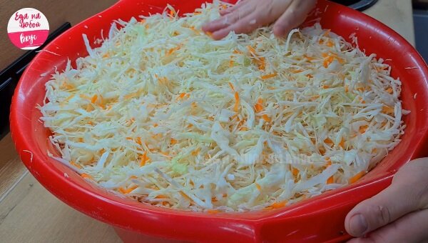 Na zimu křupavé kysané zelí, které se dlouho skladuje a netmavne ani se nevytahuje. Tento recept považuji za dar z nebes: není třeba přidávat cukr, ocet ani žádné další přísady.-5