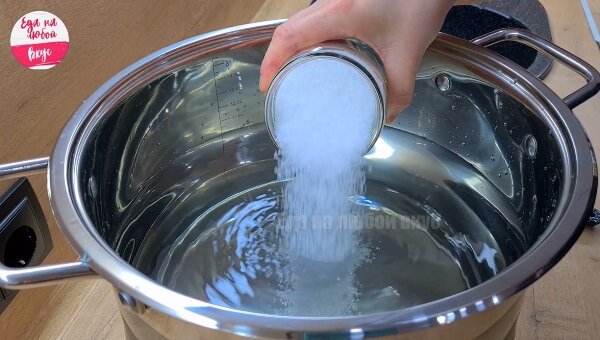 Na zimu křupavé kysané zelí, které se dlouho skladuje a netmavne ani se nevytahuje. Tento recept považuji za dar z nebes: není třeba přidávat cukr, ocet ani žádné další přísady.-6