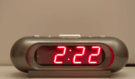 Vidíte na hodinách 2:22? Vesmír vám podle numerologie posílá důležitou zprávu!