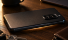 Proč čím dál více lidí otáčí telefon displejem dolů? Pravý důvod skrývá nečekané varování