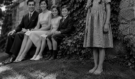 Fotograf z roku 1961 zachytil detail, kterého si tehdy nikdo nevšiml: Dnes tato bosá žena v rohu rozpláče miliony lidí