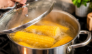 Většina lidí vaří kukuřici špatně. Stačí přidat do vody tyto 2 běžné ingredience a bude neuvěřitelně šťavnatá a jemná