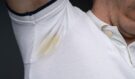 Žluté skvrny od potu zmizí z lůžkovin i oblečení: Babičky přísahaly na tento jednoduchý trik!