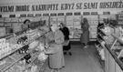 Obchody za socialismu bez příkras: Prázdné regály, fronty na pomeranče a podpultové zboží!