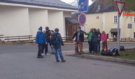 Školáci v ČR si touhle „inteligentní“ zábavou krátí čekání na autobus… PS: Pochopíte, proč hloupneme jako národ