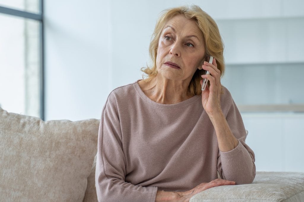 Starší žena vypadá smutně při telefonování | Zdroj: Shutterstock