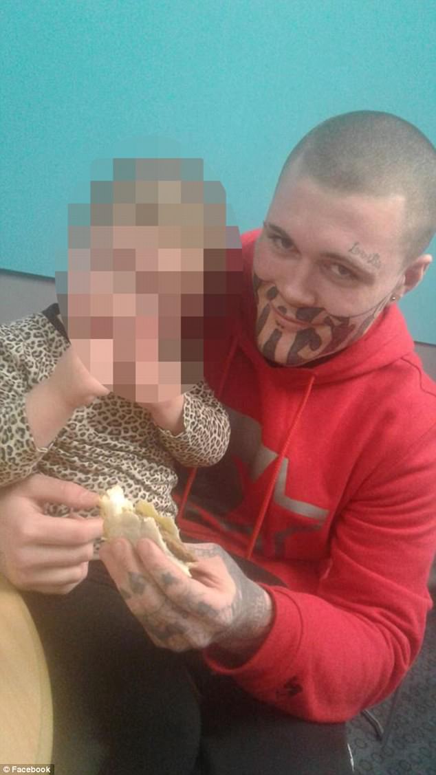 Cropp (na obrázku) říká, že tetování na obličeji mělo být malé, ale on a jeho bratr se nechali unést po pití domácího piva