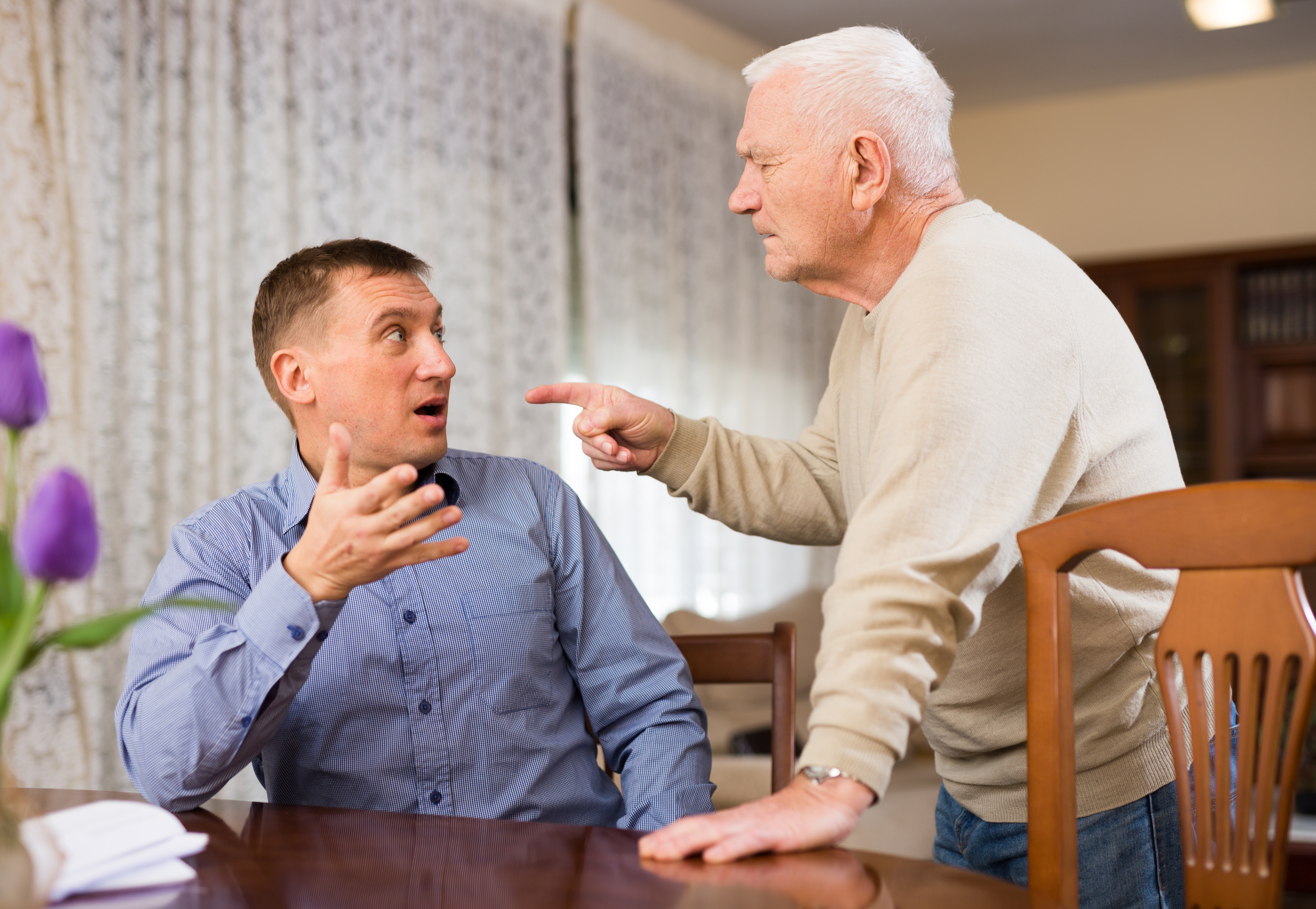 Starší muž a mladší muž se hádají | Zdroj: Shutterstock