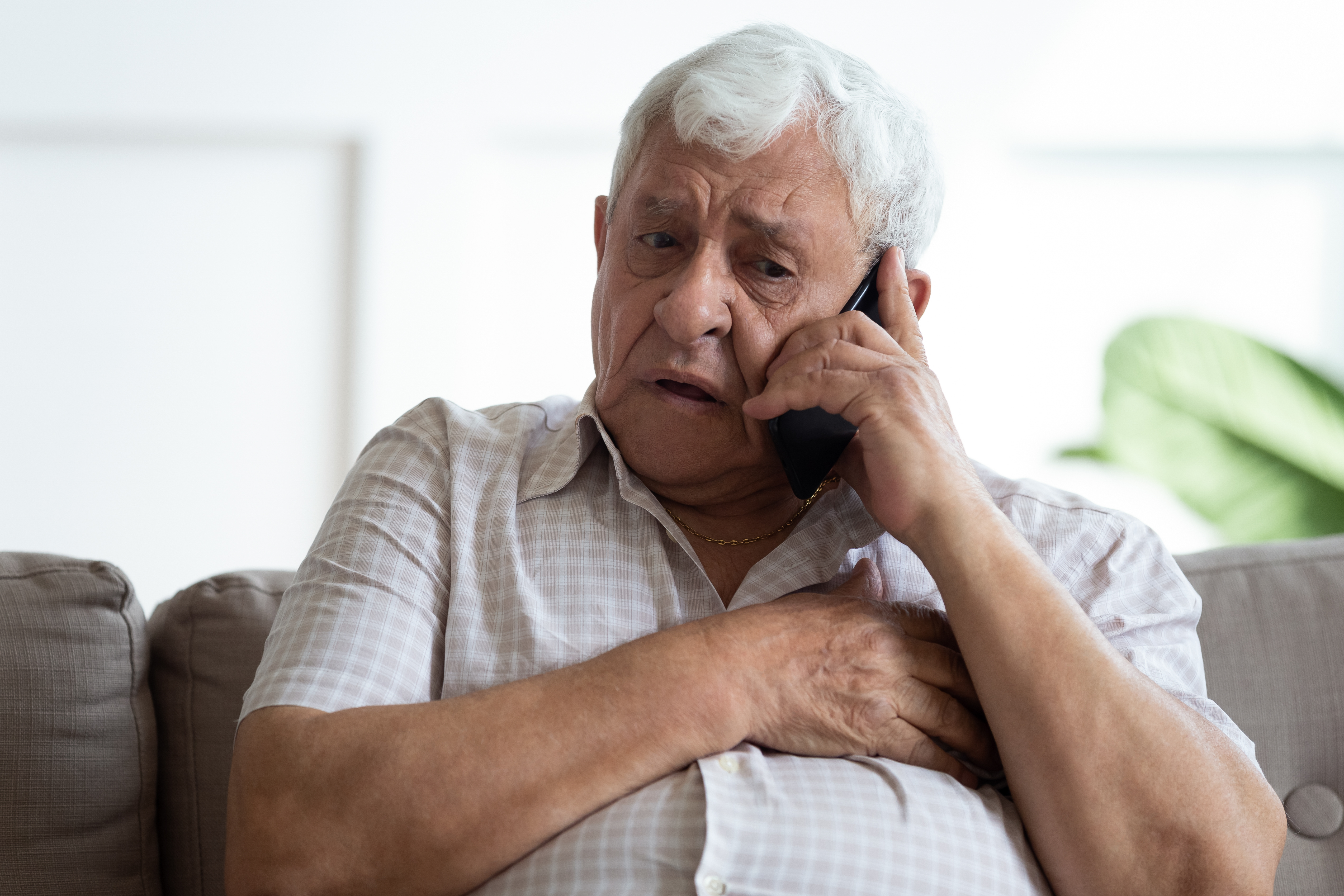 Starší muž na telefonu | Zdroj: Shutterstock